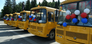 В Манжерокской школе сегодня прошла внеплановая праздничная линейка, главным героем которой стал новенький школьный автобус
