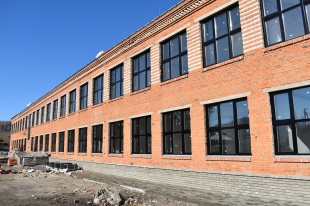Петр Громов проверил ход работ по капитальному ремонту Кызыл-Озекской средней школы и строительству детского сада на улице Ипподромной
