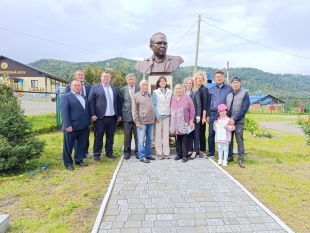 Памятник Сазону Суразакову установили в Майминском районе