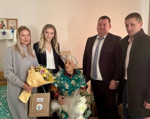 Жительницу Маймы Полину Ивановну Манееву поздравили со 106-летием 