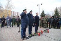 Заместитель Генерального прокурора России Дмитрий Демешин возложил цветы к памятнику погибшим воинам на мемориале «Парк Победы» в городе Горно-Алтайске
