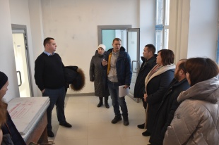 Глава Майминского района проверил ход работ на двух образовательных объектах в Кызыл-Озеке
