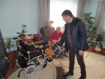 Глава района Р.В. Птицын вручил инвалидную кресло - коляску жительнице села Усть-муны