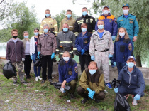Сотрудники Администрации Майминского района приняли участие в акции «Чистый берег»